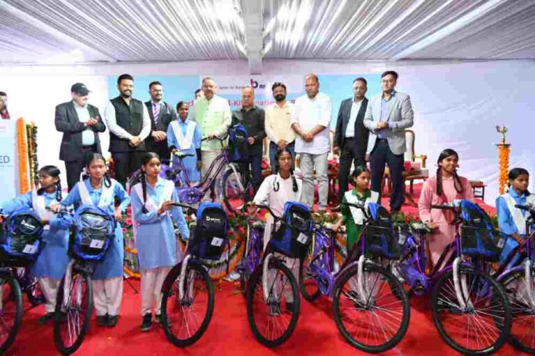 मंत्री गणेश जोशी ने 300 छात्राओं को प्रदान की साइकिल, छात्राओं का बढ़ाया हौसला