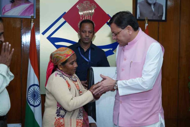 सेवारत तीन कार्मिकों की दुर्घटना में मुत्यु होने के उपरान्त उनके आश्रितों को मुख्यमंत्री पुष्कर सिंह धामी ने 50-50 लाख की सहायता राशि के चेक प्रदान किये।