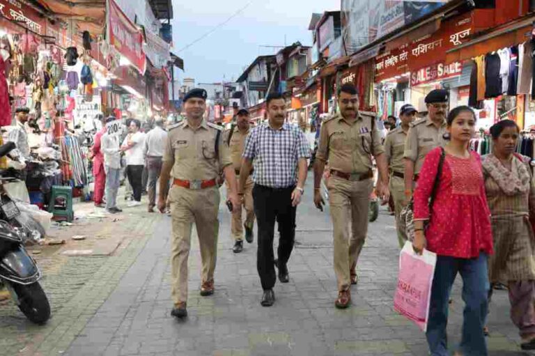 आगामी त्यौहारी सीजन के दृष्टिगत,वरिष्ठ पुलिस अधीक्षक देहरादून द्वारा भ्रमण कर पुलिस व्यवस्थाओं का लिया जायजा।