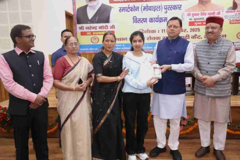 मुख्यमंत्री और कैबिनेट मंत्री ने 326 मेधावी बालिकाओं को दिए मोबाइल फोन