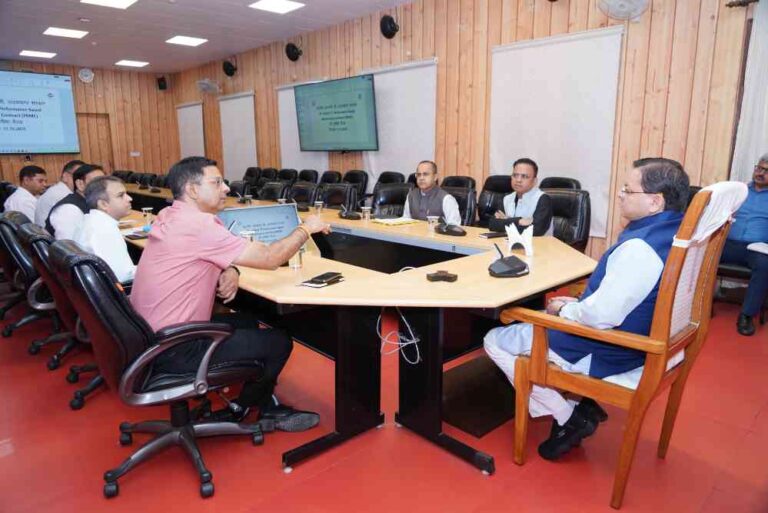 मुख्यमंत्री पुष्कर सिंह धामी ने उच्च स्तरीय बैठक में अधिकारियों को दिए कड़े निर्देश