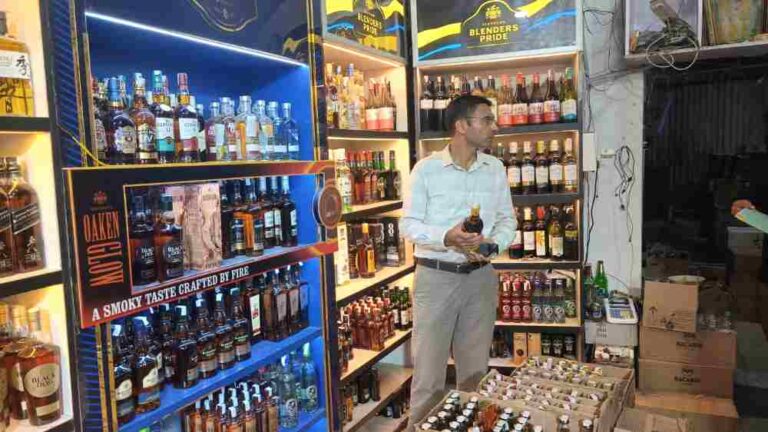 सर्किल बार में आग की घटना पर डीएम सख्त; बार लाइसेंस 15 दिन के लिए निलंबित