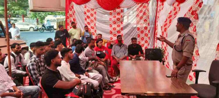 साइबर अपराधों के प्रति जागरूकता के लिए चली दून पुलिस की पाठशाला