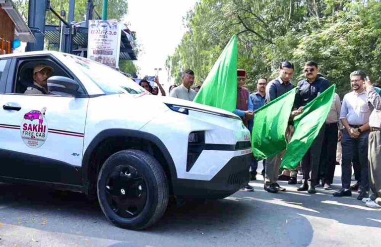 जिला प्रशासन के प्रोजेक्ट ऑटोमेटेड पार्किंग अन्तर्गत 2 वाहन ‘‘फ्री सखी कैब सुविधा’’ जनमानस को समर्पित