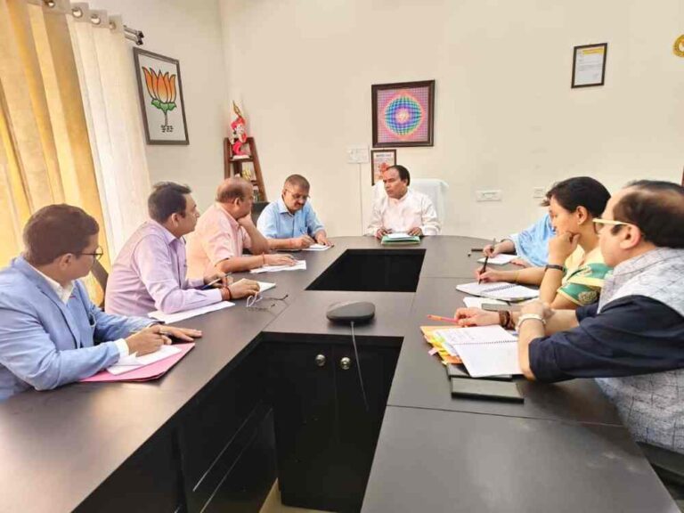 डॉ धन सिंह रावत ने जनपदों से तलब की निःशुल्क पाठ्य पुस्तक वितरण की रिपोर्ट