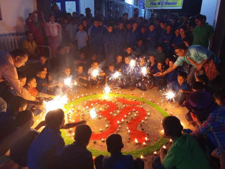 *टीम मैं हूँ सेवादार* ने मनाई अध्ययनरत निर्धन, बेसहारा बच्चों के साथ दिवाली