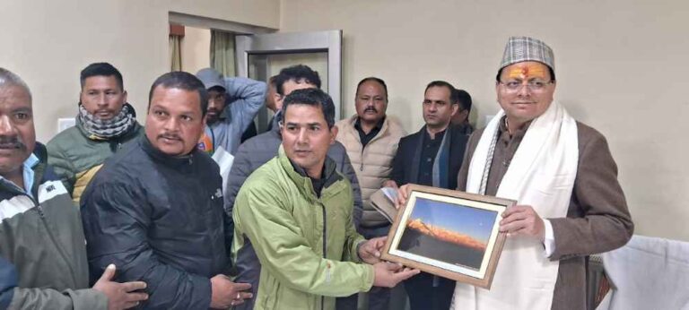 मुख्यमंत्री पुष्कर सिंह धामी मुनस्यारी पहुंचे, जनता और जवानों से किया आत्मीय संवाद,