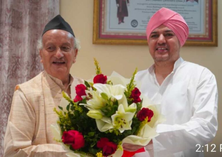 पूर्व मुख्यमंत्री भगत सिंह कोश्यारी ने श्री दरबार साहिब में टेका मत्था