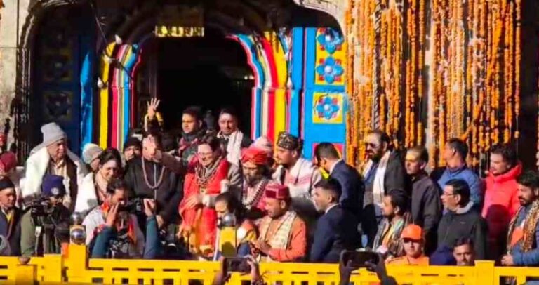 केदारनाथ धाम कपाट बंद होने के मौके पर मुख्यमंत्री पुष्कर सिंह धामी केदारनाथ धाम पहुंचे