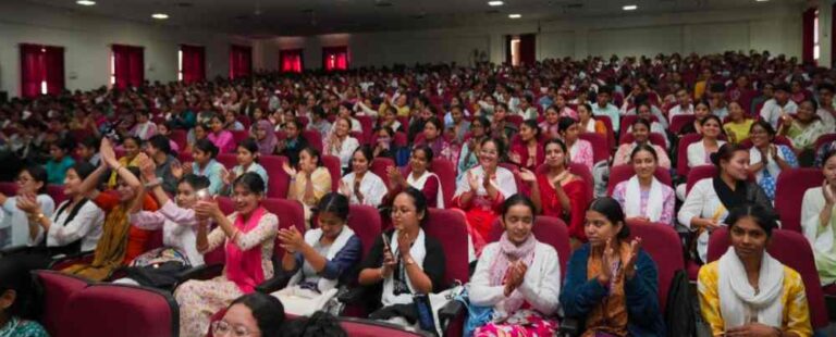 श्री गुरु राम राय यूनिवर्सिटी काॅलेज ऑफ नर्सिंग में नए विद्यार्थियों का जोरदार स्वागत