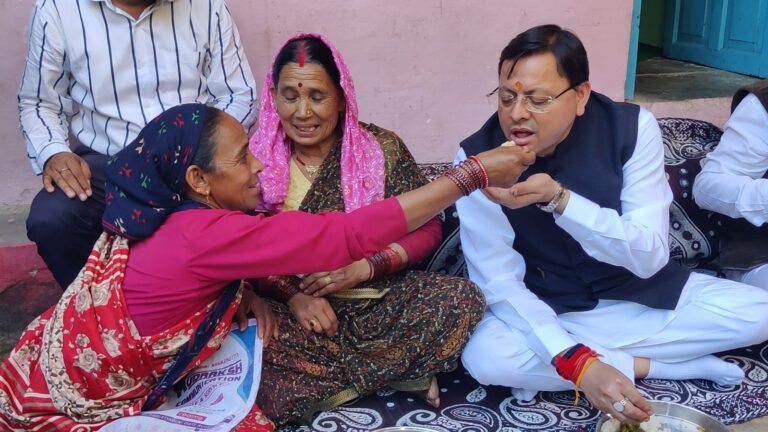 लोकपर्व इगास पर रुद्रप्रयाग के आपदा प्रभावित परिवारों के बीच पहुँचे मुख्यमंत्री पुष्कर सिंह धामी