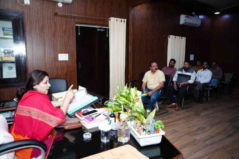 शहर में इंटरनेट एवं केबल तारों को सुव्यवस्थित किए जाने के नगर आयुक्त ने दिए निर्देश।