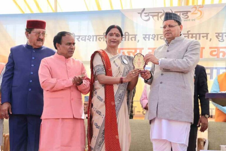 मुख्यमंत्री ने राज्य आंदोलन के शहीदों को श्रद्धांजलि दी, आंदोलनकारियों को किया सम्मानित