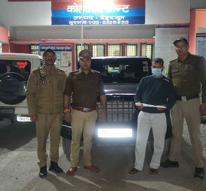 हाथो में चापड़ लेकर वाहन चलाना पड़ा भारी, दून पुलिस में उतारी सारी खुमारी