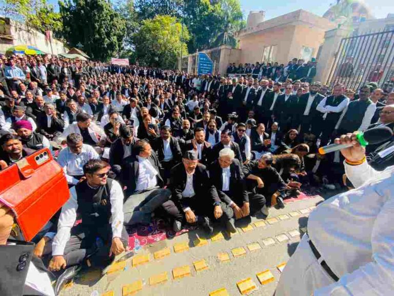 सड़क पर उतरे अधिवक्ता: देहरादून बार एसोसिएशन ने किया चक्काजाम, सरकार को दी चेतावनी