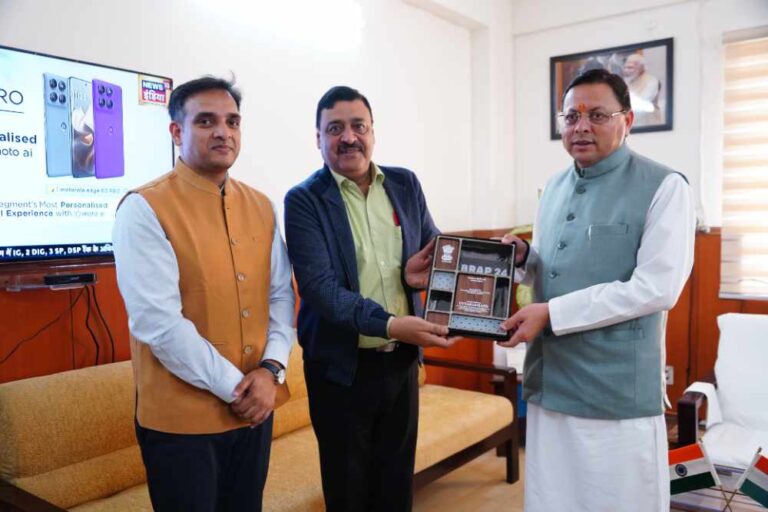 मुख्यमंत्री को सौंपा प्रदेश को राष्ट्रीय स्तर पर मिले व्यापार सुधार कार्ययोजना के तहत टॉप अचीवर्स पुरस्कार।