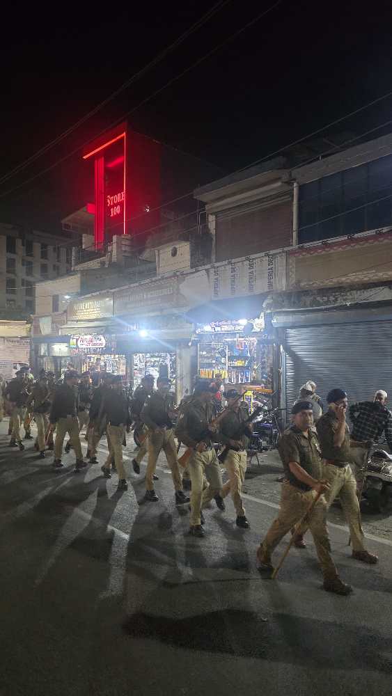 आमजन को सुरक्षा का भरोसा व सतर्कता का संदेश देने के लिये दून पुलिस ने निकाला फ्लैगमार्च