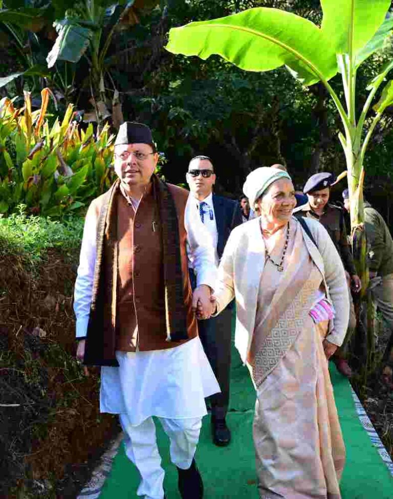 मां के साथ पैतृक गांव पहुंच भावुक हुए सीएम धामी