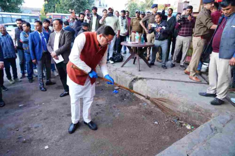 गंदगी देखकर खुद उठाई झाड़ू मुख्यमंत्री ने