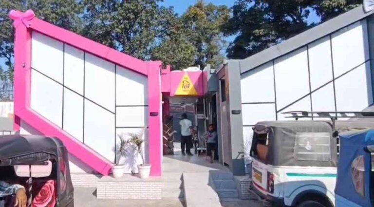 आधुनिक सुविधाओं से लैस का पहला स्मार्ट पिंक एंड ग्रे-टॉयलेट तैयार