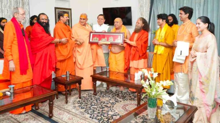 संत समाज ने मुख्यमंत्री धामी को दिया आशीर्वाद — ‘देवभूमि के धर्म-संरक्षक’ की उपाधि