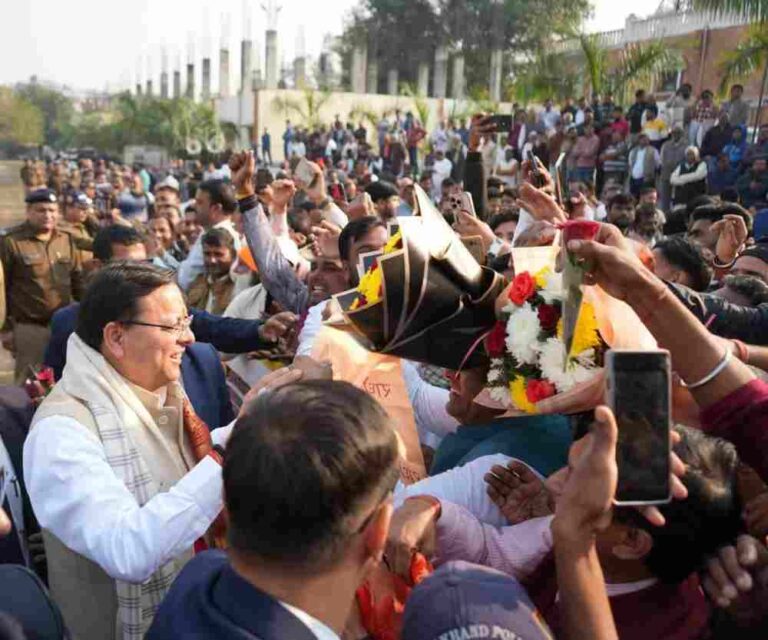 गन्ने का भाव  बढ़ाने पर किसानों ने CM  धामी किया भव्य स्वागत