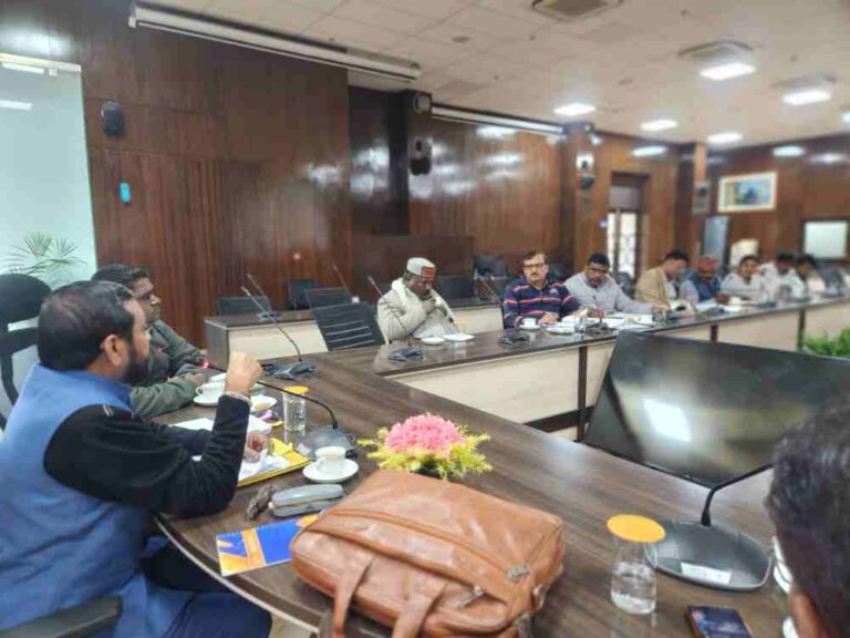 राज्य सफाई कर्मचारी आयोग के उपाध्यक्ष भगवत प्रसाद मकवाना ने सफाई कर्मियों की समस्याओं का समाधान करने के दिये निर्देश