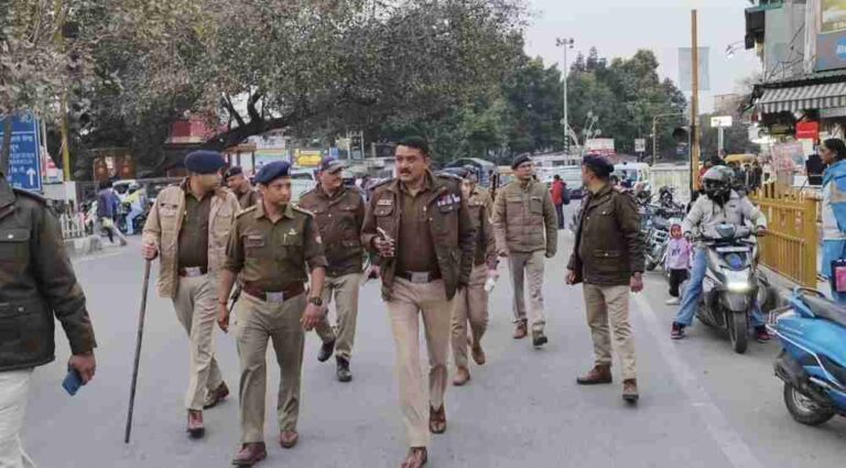 एसएसपी देहरादून द्वारा शहर के व्यस्ततम मार्गो/भीड़ भाड़ वाले स्थानों का पैदल भ्रमण कर लिया सुरक्षा व्यवस्था का जायजा।