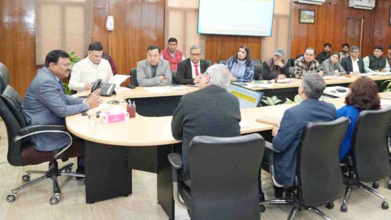 पलायन रोकथाम व सीमांत क्षेत्रों में रोजगार योजनाओं को तेज़ी से लागू करने के मुख्य सचिव आनंद बर्धन ने दिए निर्देश